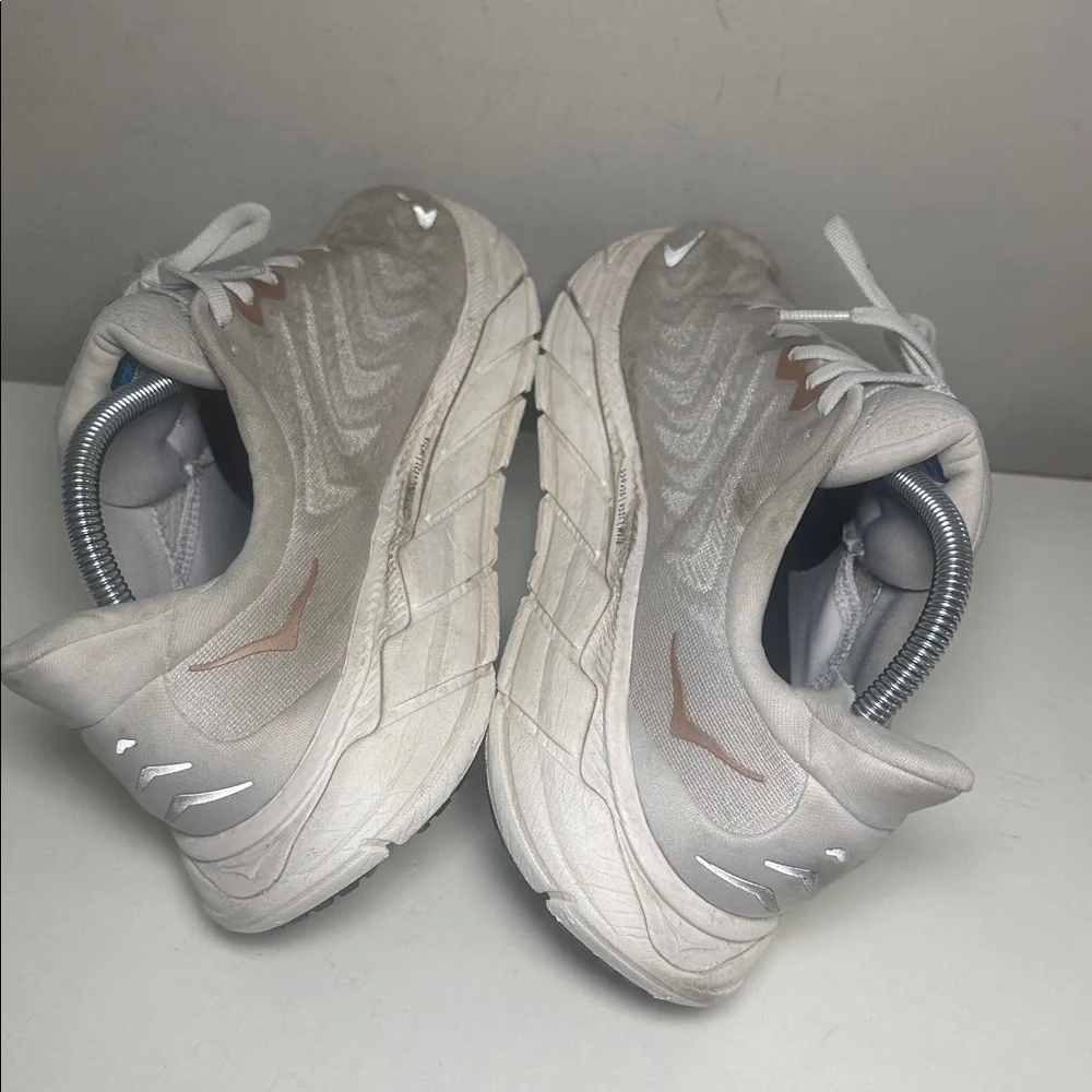 Hoka Arahi 6 Women's Cream and Tan Sneakers